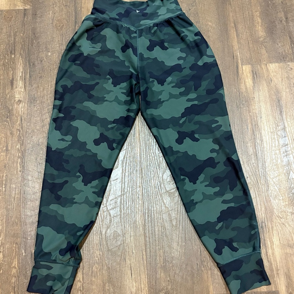 Old Navy Dark Green & Black Camo Joggers - Picture 3 of 4